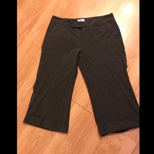 Old navy charcoal grey pinstripe Capri pant w cuff